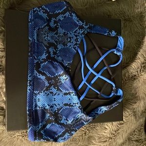 Lululemon Free To Be Bra Wild Blue Snake Print Sz 8. EUC
